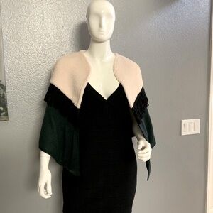 NEW — Stylish shawl.